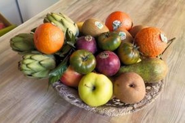 Bodegón con frutas y verduras de temporada